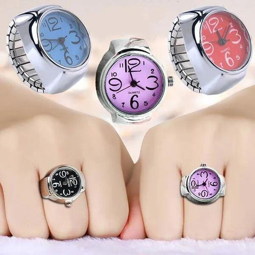 Anillo reloj plateado con forma de flor y números grandes, elegante y único, ideal para estudiantes.